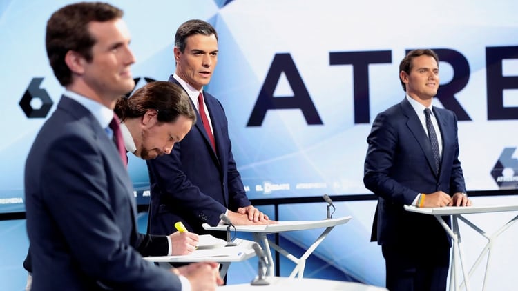 De izquierda a derecha, los candidatos a presidir el Gobierno de España tras las elecciones generales Pablo Casado (PP); Pablo Iglesias (Podemos) ; Pedro Sánchez (PSOE) y Albert Rivera (Ciudadanos), antes del inicio del segundo debate electoral en Madrid (Foto: EFE/JuanJo Martín)