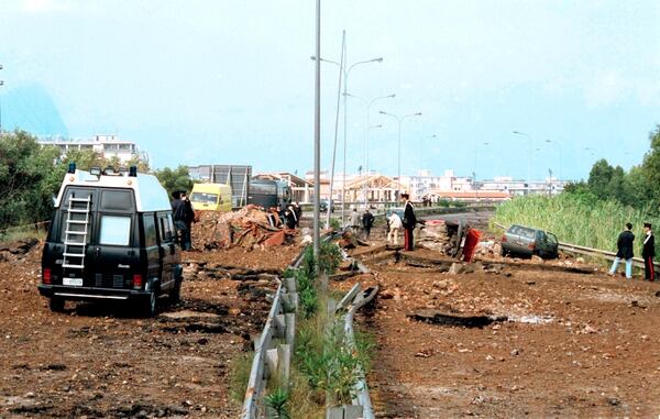 La autopista que conecta Palermo y el aeropuerto tras el atentado que mató al juez Giovanni Falcone, su esposa y tres miembros de la escolta el 23 de marzo de 1992 (AP Foto/Nino Labruzzo, archivo)