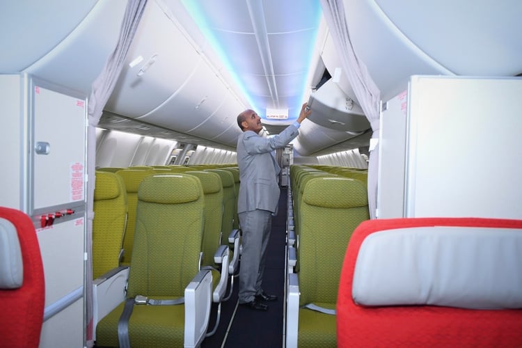 El CEO de Ethiopian Airlines, Tewolde GebreMariam, inspecciona el nuevo Boeing 737-MAX arribado en julio de 2019. Es la misma aeronave que luego se estrellaría en marzo (EFE)