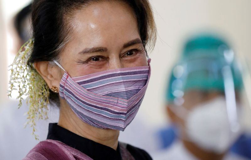 Imagen de archivo de la consejera estatal de Myanmar Aung San Suu Kyi visitando un hospital donde los trabajadores médicos están siendo inoculados con la vacuna COVISHIELD de AstraZeneca en Naypyitaw, Myanmar. 27 enero 2021. REUTERS/Thar Byaw