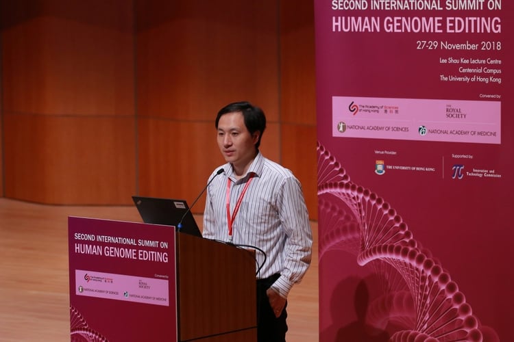 He Jiankui durante una cumbre internacional de edición genética en humanos, el 28 de noviembre del 2018 (REUTERS/Stringer -CHINA OUT)