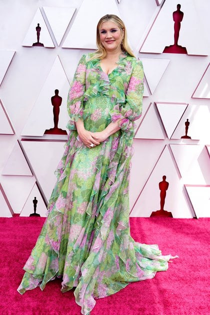 Emerald Fennell lució un vestido primaveral de estampa floral con un gran escote V y mangas abullonadas firmado por Gucci 
