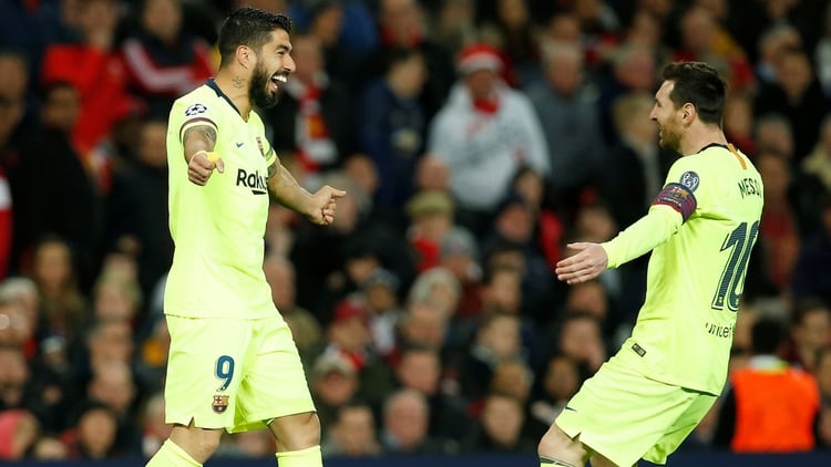 Suárez y la “Pulga” corren a abrazarse tras la confirmación del 1-0 por el VAR (REUTERS/Andrew Yates)