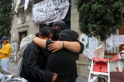 Colectivas de feministas se abrazaron durante el renombramiento de la CNDH como "Casa de Refugio ni una menos México" en el tercer día de la toma de las instalaciones.