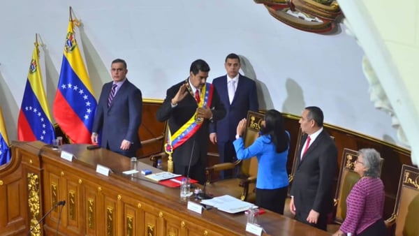 Maduro jurando ante la Asamblea Constituyente chavista tras el fraude electoral