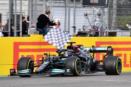 Lewis Hamilton con su Mercedes. El inglés llegó al centenar de poles positions (REUTERS/Jennifer Lorenzini). 