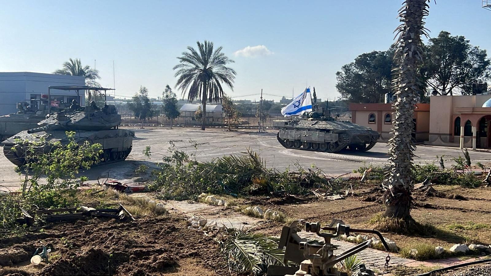 Vehículos militares israelíes operan en el lado de Gaza del cruce de Rafah, en medio del conflicto en curso entre Israel y el grupo islamista palestino Hamas, en el sur de la Franja de Gaza. Fuerzas de Defensa de Israel/Folleto vía REUTERS