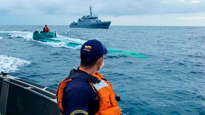 Hernando Mattos, comandante de la Fuerza Contra el Narcotráfico Poseidón, ha declarado que, en ocasiones, los narcosubmarinos o lanchas, transportan la droga de dos o más cárteles para cubrir los costos  (Foto: Twitter@ArmadaColombia)