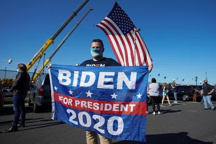 Un hombre con una bandera de Joe Biden en Wilmington, Delaware.  REUTERS/Kevin Lamarque