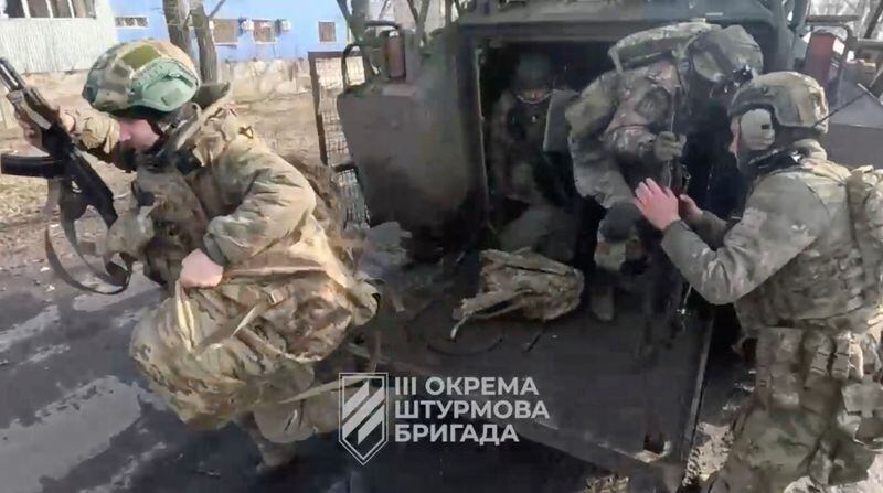 Soldados ucranianos salen de un vehículo militar en Avdivka (3ª Brigada de Asalto/REUTERS)
