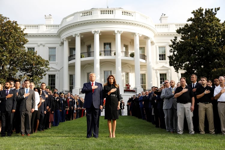 El presidente de los Estados Unidos, Donald Trump, junto a la primera dama Melania, observando un minuto de silencio frente a la Casa Blanca (Reuters)