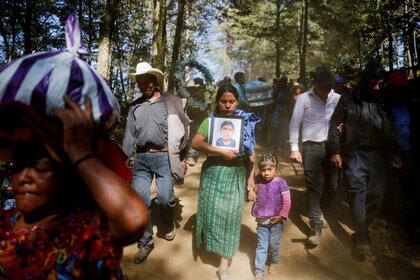 El presidente de Guatemala, Alejandro Giammattei, pidió justicia para los 16 migrantes guatemaltecos asesinados en enero en México, el mismo día en que sus restos fueron repatriados y recibidos con honores (Foto: REUTERS/Luis Echeverria)