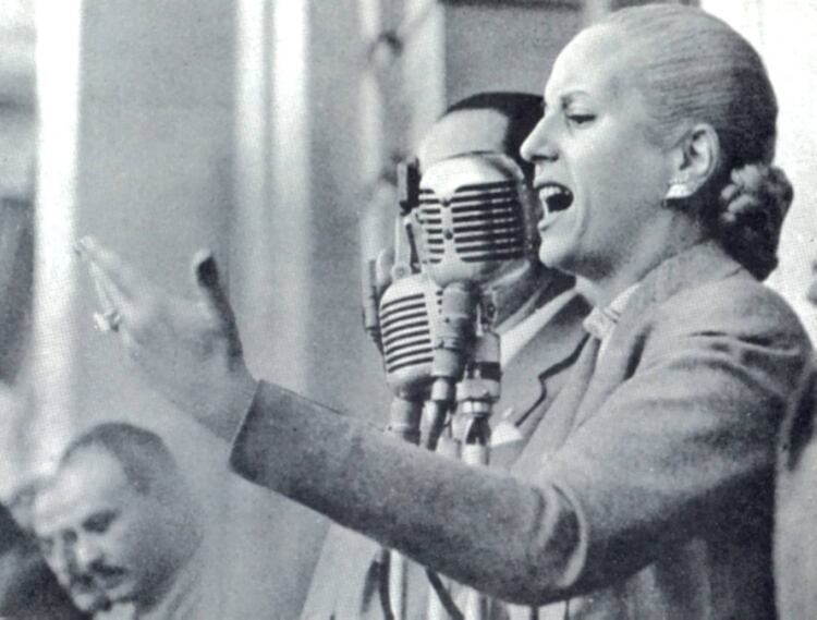 De origen humilde, Eva Duarte llegó a Buenos Aires a los 15 años, donde se dedicó a la actuación en el teatro, la radio y el cine. Ya como esposa de Juan Domingo Perón, logró el voto femenino, la igualdad jurídica de los cónyuges y la patria potestad compartida.