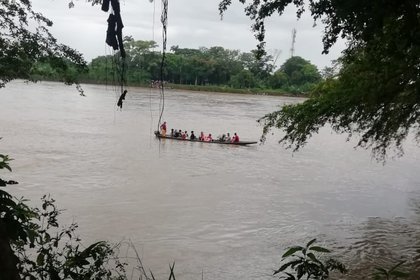 Personas cruzan en canoa por el rio Arauca desde el estado Apure en Venezuela, hacia Colombia 