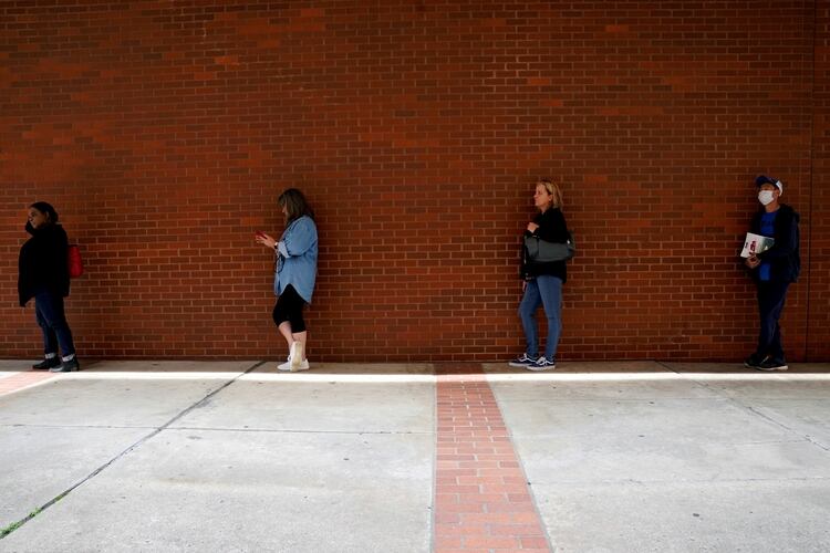Personas que perdieron sus trabajos luego del brote de coronavirus esperan en fila para recibir beneficios de desempleo. Foto: REUTERS/Nick Oxford/File Photo