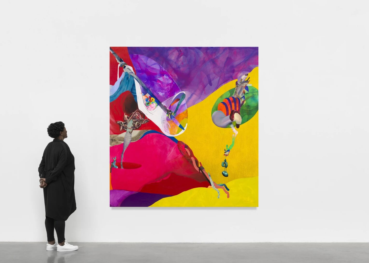 Una mujer observa una obra de Ilana Savdie, en el stand de la galería White Cube, en Art Basel Miami Beach 2022