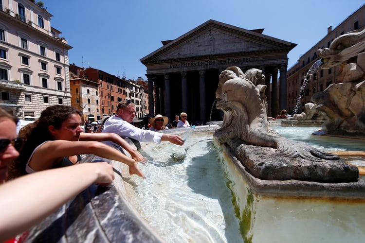 En Roma, las fuentes de la ciudad reciben a turistas y locales para beber agua y refrescarse, en una urbe que soporta calor todos los veranos, pero, especialmente, estas jornadas (Reuters)