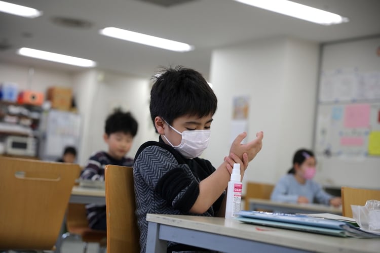 En ocasiones, cuando se ponen en práctica ciertas medidas para limitar la actuación del virus, el miedo aumenta porque estas medidas se convierten en una “señal emocional de alarma” (REUTERS)