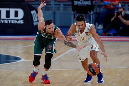 Vildoza en el Baskonia contra un Campazzo que todavía estaba en el Real Madrid (Foto: EFE)