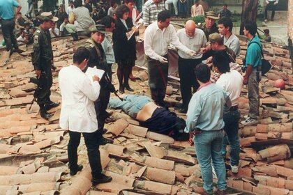 Imagen de Pablo Escobar muerto en el tejado de una casa en Medellín y rodeado por miembros del Bloque de Búsqueda.