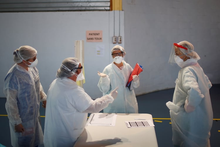Personal médico usando trajes de protección contra el coronavirus, en un centro montado en un gimnasio cerca de Taverny (Reuters/ Gonzalo Fuentes)