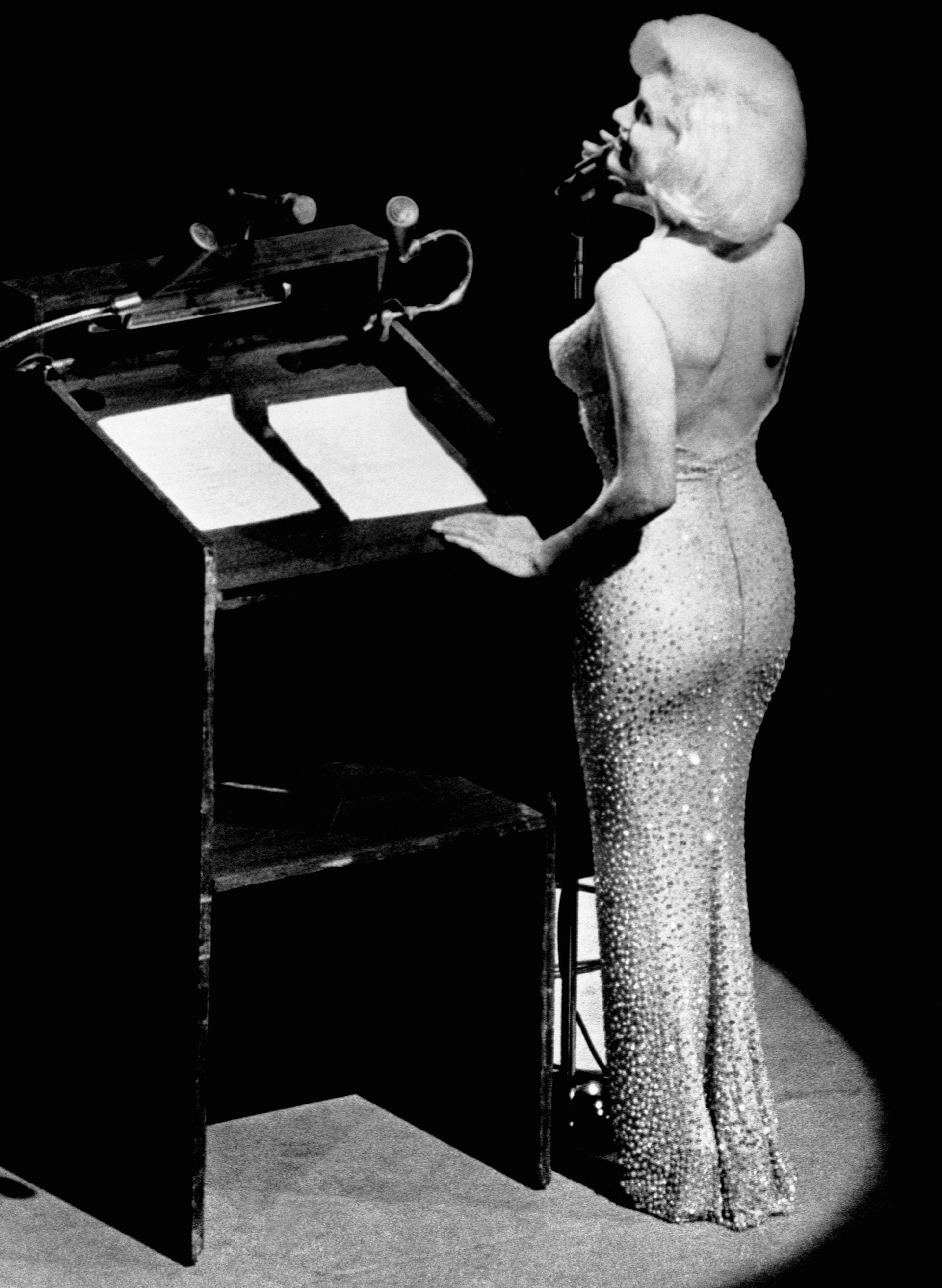 Marilyn Monroe le canta el "Happy Birthday" al presidente John F. Kennedy en el Madison Square Garden por sus 45 años. Las últimas costuras del ajustado vestido de color nude fueron hechas una vez puesto