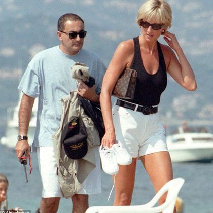 La princesa de Gales y el heredero del imperio Harrods, hijo del multimillonario Mohamed al Fayed, se conocieron en 1986 en un partido de polo… Se reencontraron en el verano del 97, ella tenía 36 años y él, 42. Los dos, divorciados Toda la vida por delante...(Alphafrance)
