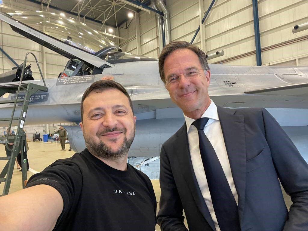 Volodimir Zelensky y Mark Rutte frente a un avión F-16 (Europa Press)
