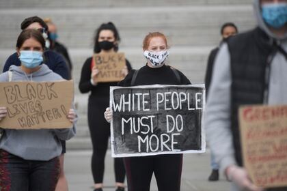 Holker ha compartido imágenes de las protestas en contra del racismo a través de sus redes sociales. (Foto: Toby Melville/Reuters)