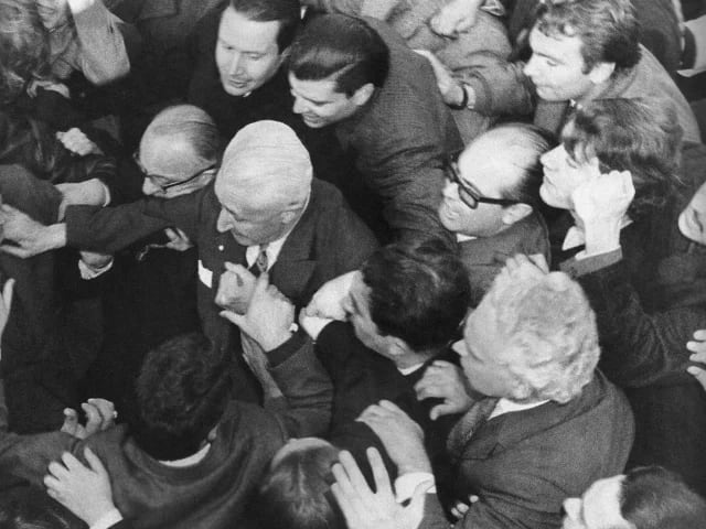 28 de junio de 1966. Illia sale de la Casa de Gobierno, rodeado de funcionarios y correligionarios