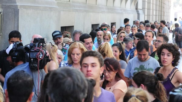 “Los remolones”, como los llamó cariñosamente Sacco, esperando ingresar a la Legislatura en el primer día del velatorio (Maximiliano Luna)