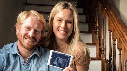 Emily Mitchell, junto a su esposo Joe, mostrando la ecografía de su quinto embarazo (@the.hidden.way)