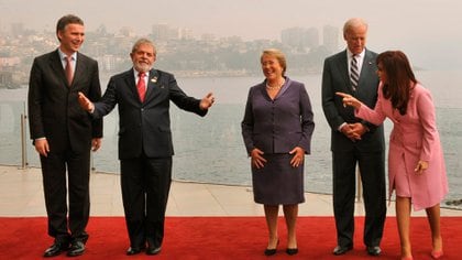 El presidente Biden en una visita a Viña del Mar, Chile, en marzo de 2009, junto al ex primer ministro noruego, Jens Stoltenberg, los ex presidentes Lula da Silva, Michelle Bachelet y Cristina Kirchner. AFP/Martin Bernettiz.