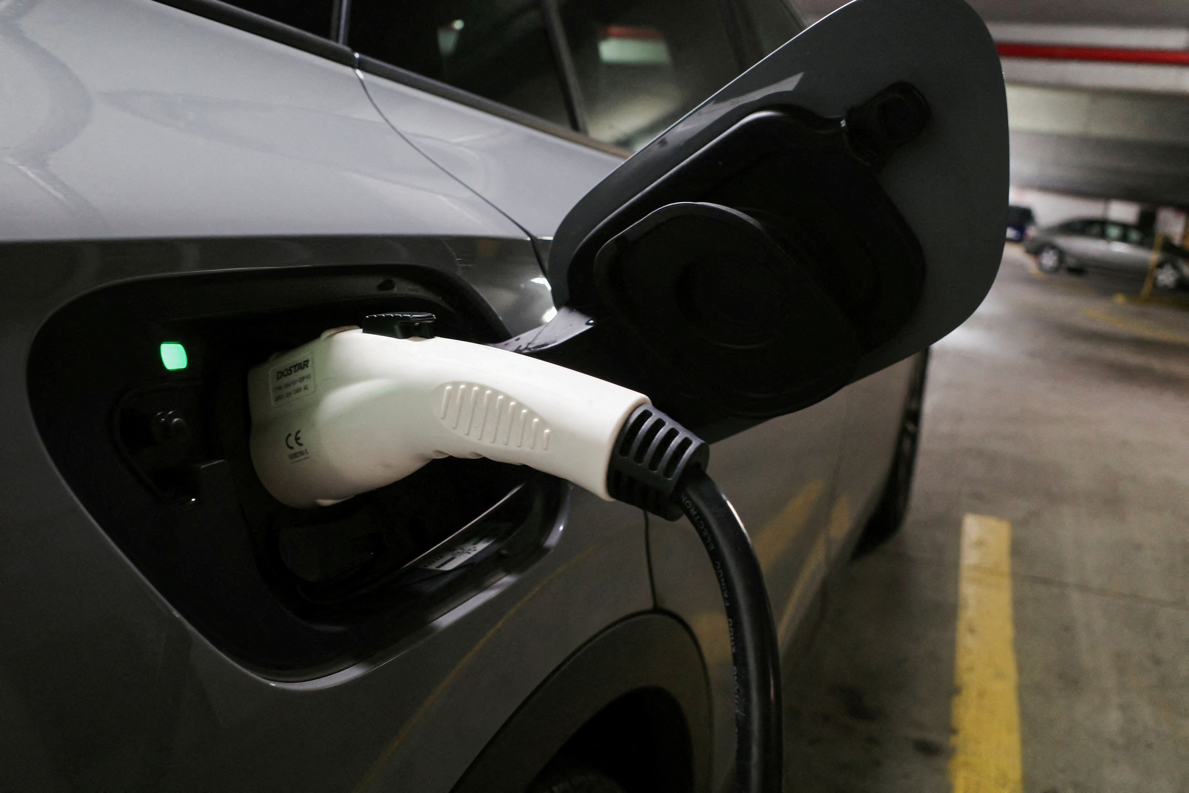 En 2023 se vendieron 9.601 vehículos eléctricos en el país (REUTERS/Bing Guan/File Photo)