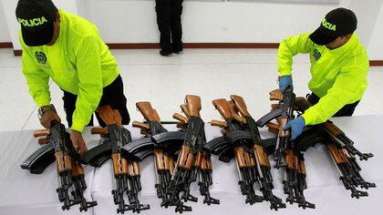 Foto de archivo. Oficiales de la Policía Nacional colocan armas incautadas en una mesa durante una conferencia de prensa en Cali, Colombia, 29 de julio, 2011.  REUTERS/Jaime Saldarriaga