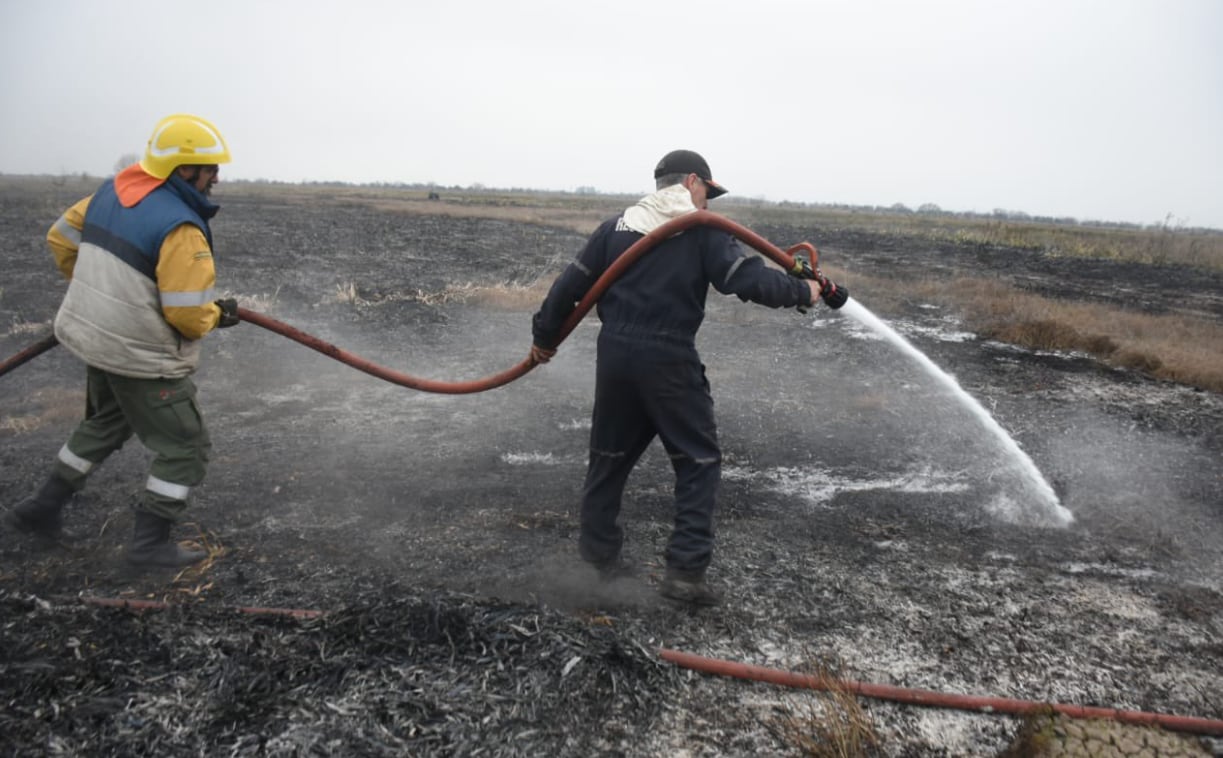 El fuego llegó a alcanzar los dos kilómetros de frente de extensión (@ambientepba)