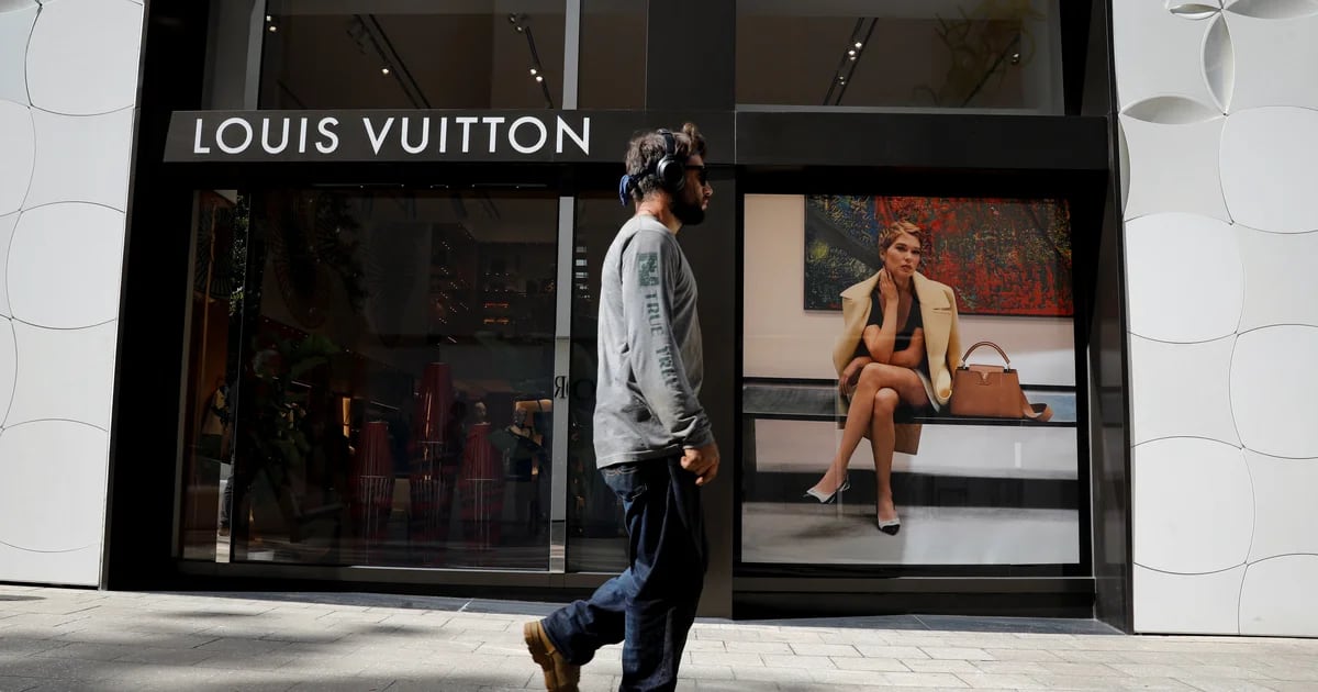 Vuitton habría aumentado sus precios de manera desorbitada a