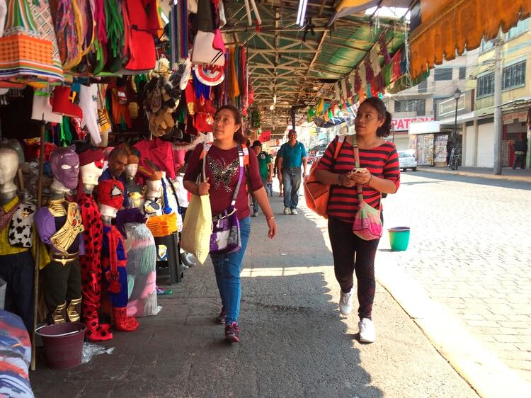 Caminan dentro del cerco sanitario este miércoles en un mercado popular de la ciudad de Tlalnepantla, al norte de Ciudad de México (México). (Foto: EFE/Jorge Núñez) 
