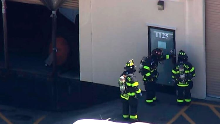 Los bomberos trabajan en el lugar