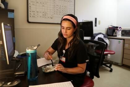 Anklesaria desayuna en su oficina, en una pausa mientras atiende a pacientes con COVID-19.