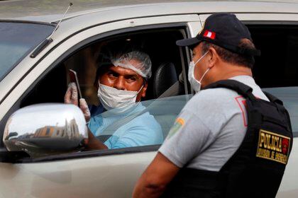 Un policía controla la circulación de personas autorizadas para transitar, el pasado 28 de marzo del 2020, en Lima (Perú). EFE/Paolo Aguilar/Archivo
