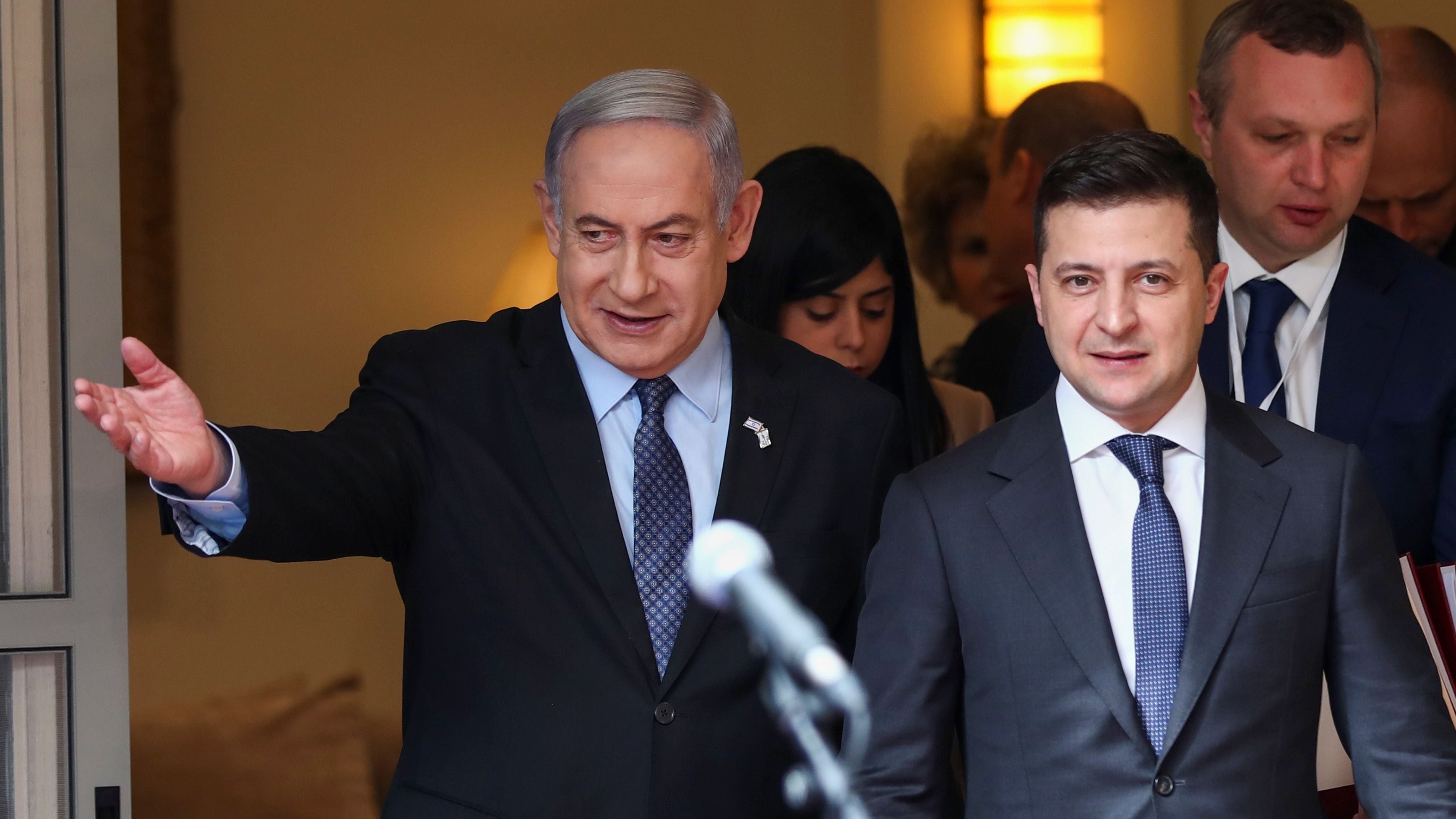 El primer ministro de Israel, Benjamin Netanyahu, y el presidente de Ucrania, Volodimir Zelensky durante un encuentro que sostuvieron en 2020. (REUTERS/ARCHIVO)