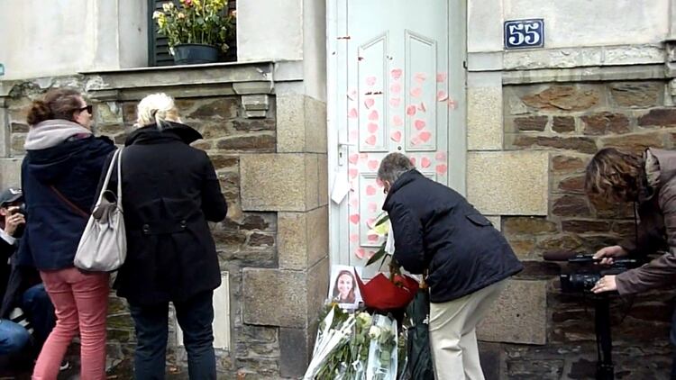 Tras el hallazgo de los cuerpos en el jardín del chalet, ubicado en el número 55 del boulevard Robert-Schuman, Nantes, los vecinos empezaron a dejar ofrendas florales en la puerta (Captura de TV)