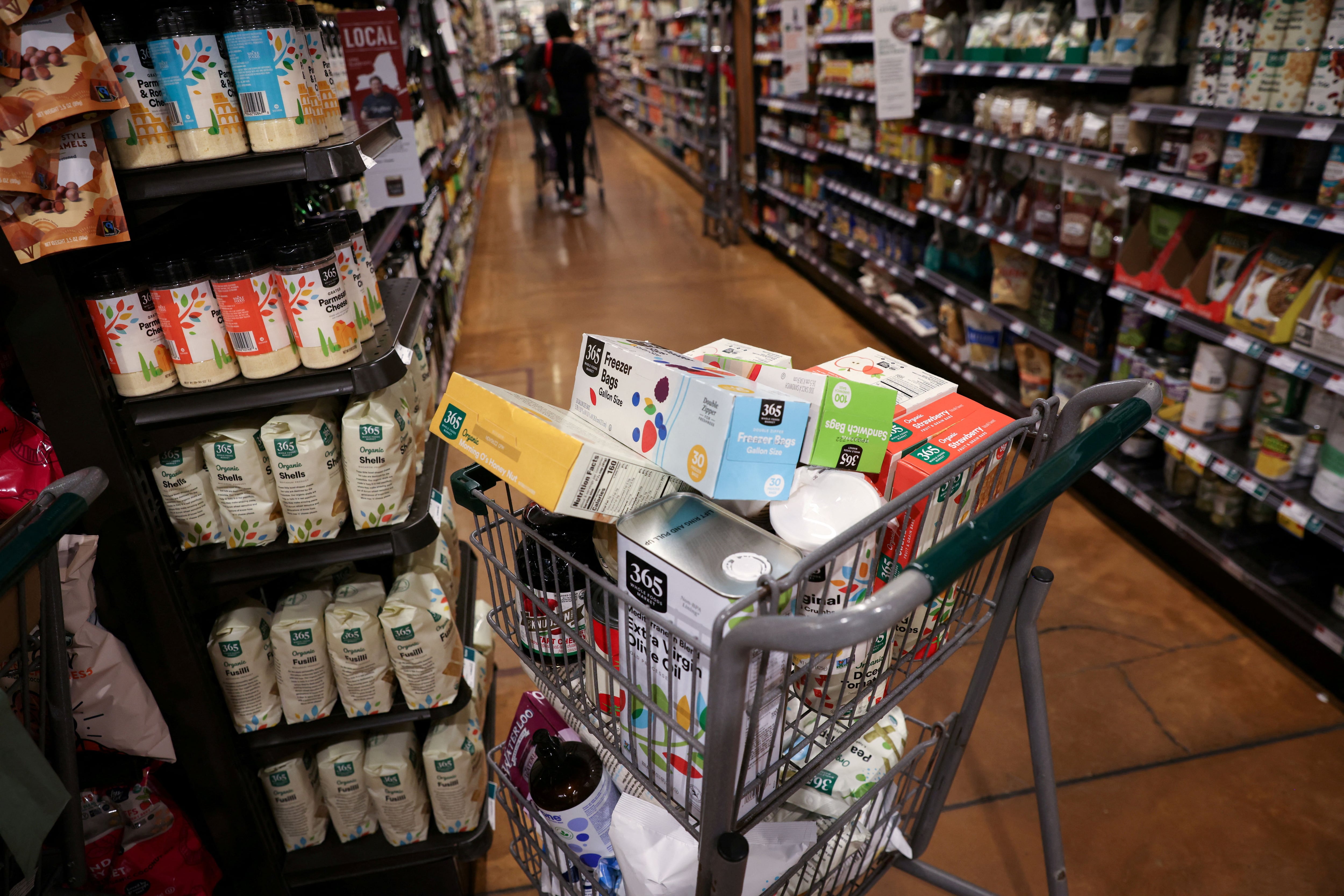 Un carrito de la compra se ve en un supermercado en Manhattan, Nueva York, Estados Unidos, 10 de junio de 2022. (REUTERS/Andrew Kelly/archivo)