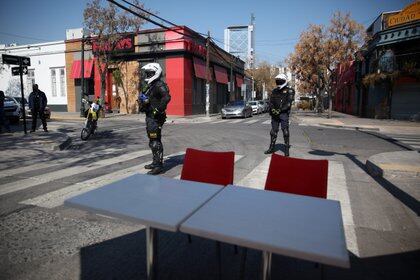 Policías vigilaron en la reapertura de algunos bares y restaurantes (REUTERS/Iván Alvarado)
