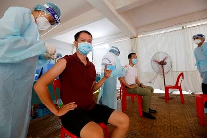 Las vacunas de Sinopharm están en estudio por el comité de inmunizaciones de la OMS. Pero ya se aplican en diversos países como en Camboya (foto). En la Argentina, se empezaron a distribuir el 27 de febrero, y ahora se aplican tanto en mayores como menores de 60 años /
 EFE/EPA/MAK REMISSA
