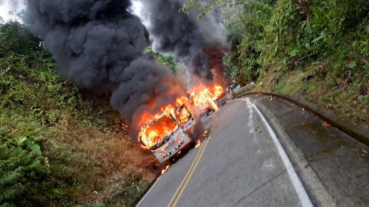 Imagen de archivo de otro de los buses municipales incinerados en la vía Risaralda-Chocó. /Archivo particular