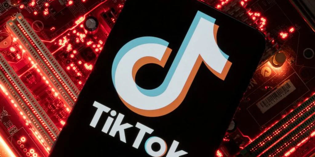 Ex empleados de TikTok dicen que la plataforma trabajó en estrecha colaboración con China pese a las afirmaciones de independencia