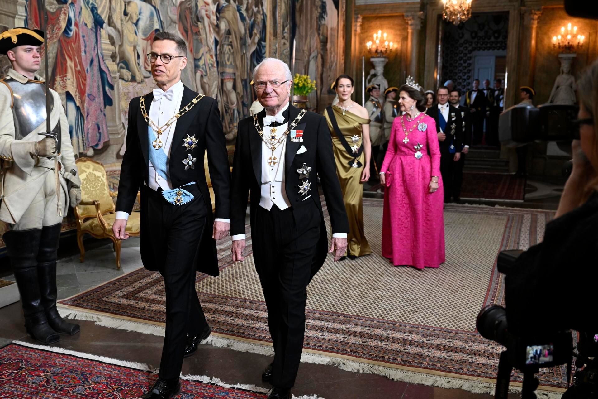 El presidente de Finlandia, Alexander Stubb, el rey de Suecia, Carl Gustaf y la primera dama de Finlandia, Suzanne Innes-Stubb con la reina Silvia en la cena de gala celebrada en el Palacio de Estocolmo