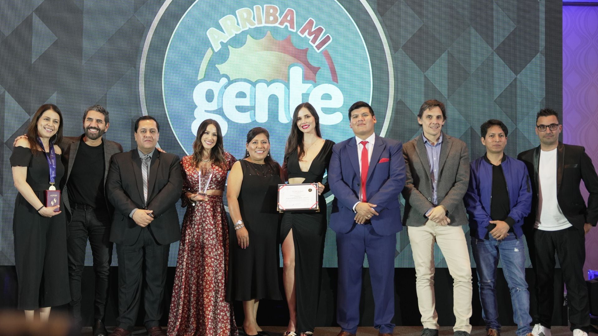 Arriba Mi Gente recibió premio de parte de la Asociación Peruana de Empresarios. IG